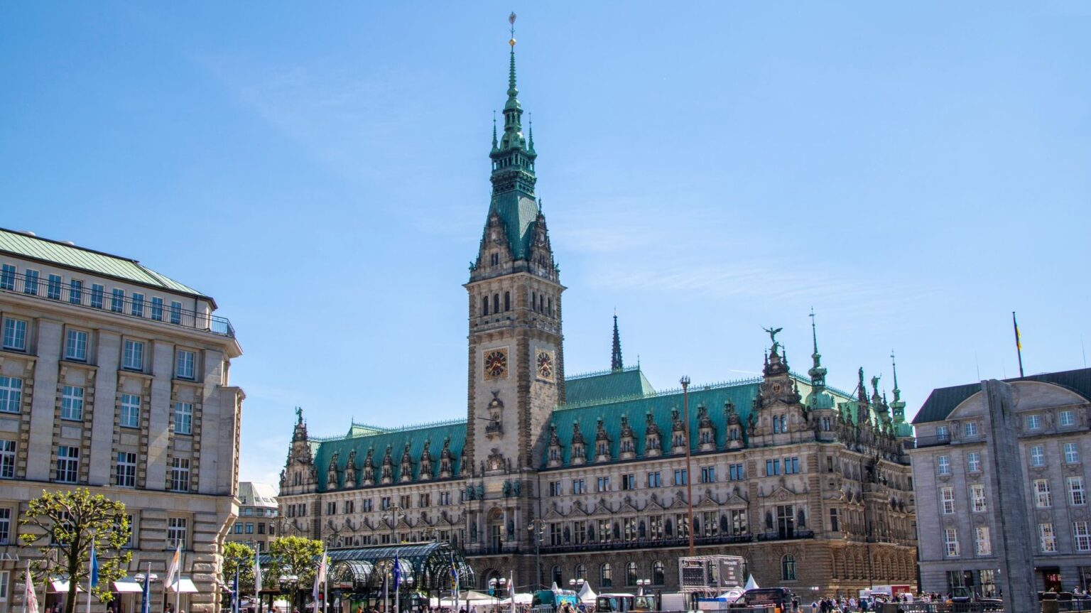 Mit Kindern auf Denkmal-Tour: Hamburgs Geschichte spielerisch an 5 familienfreundlichen Gedenkorten erleben Mit Kindern auf Denkmal-Tour: Hamburgs Geschichte spielerisch an 5 familienfreundlichen Gedenkorten erleben
